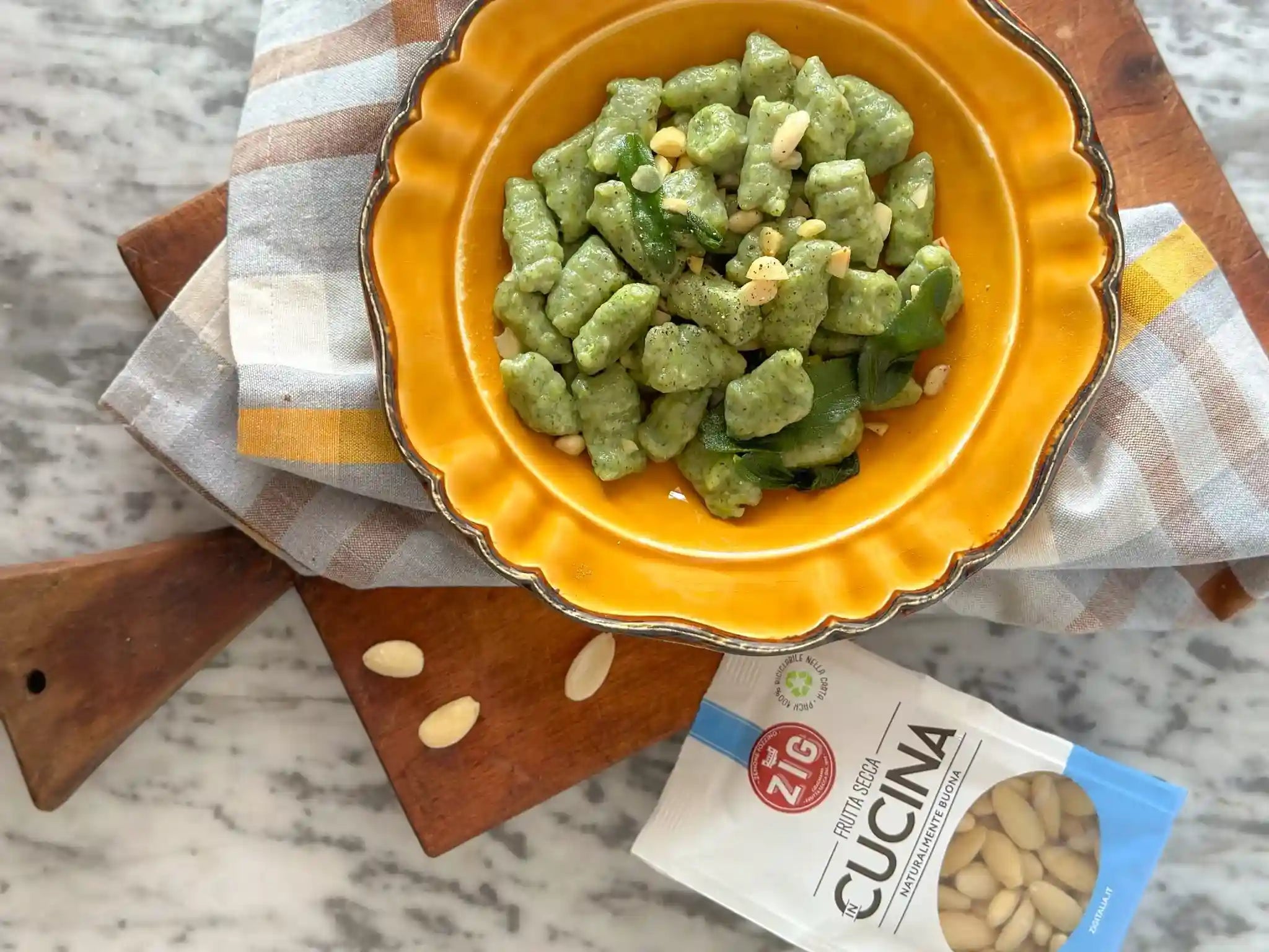 Gnocchi di broccoli burro e salvia con mandorle tostate