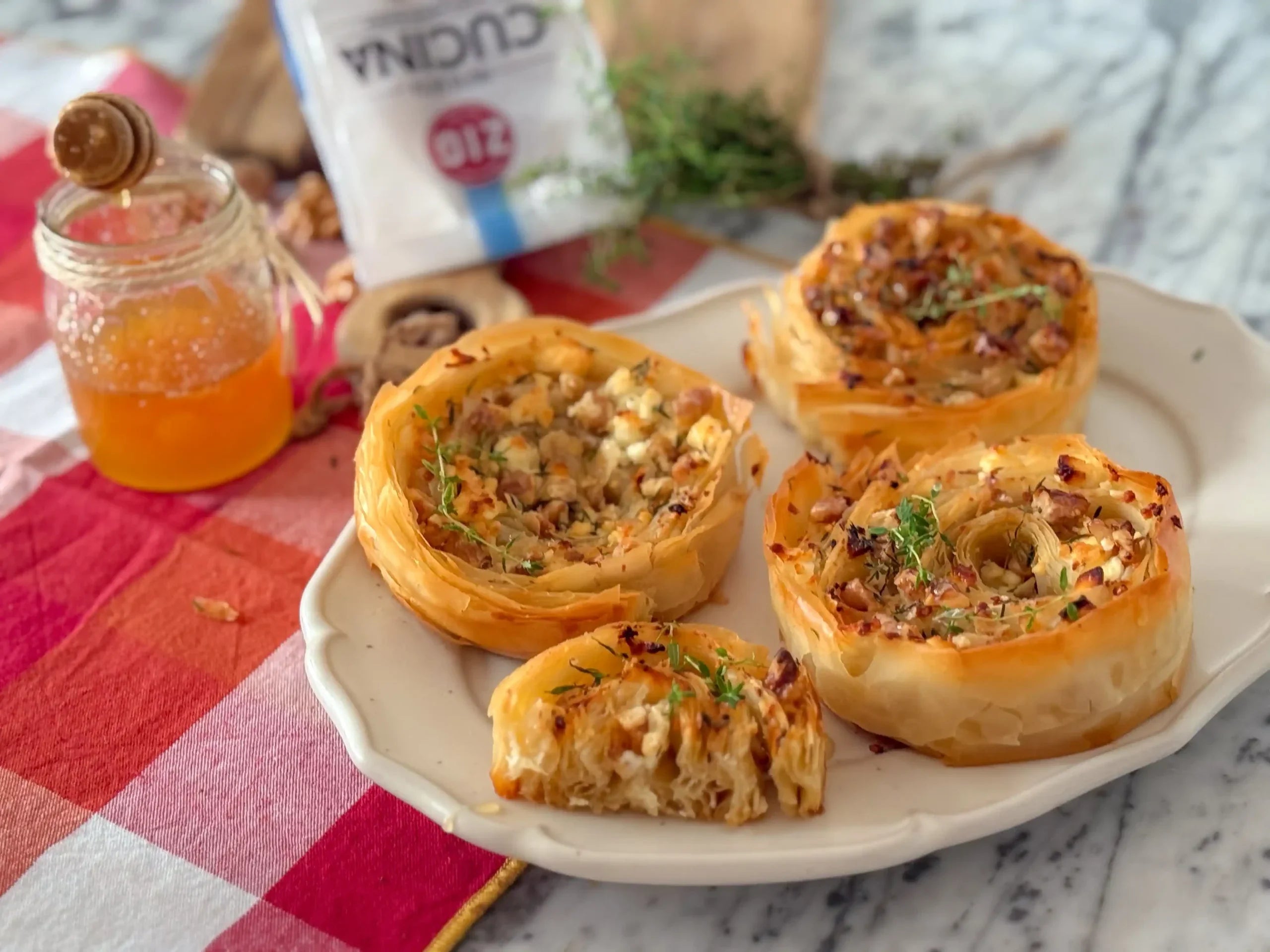 Nidi di pasta fillo con feta, noci, miele e timo - Ricette - Zig Italia