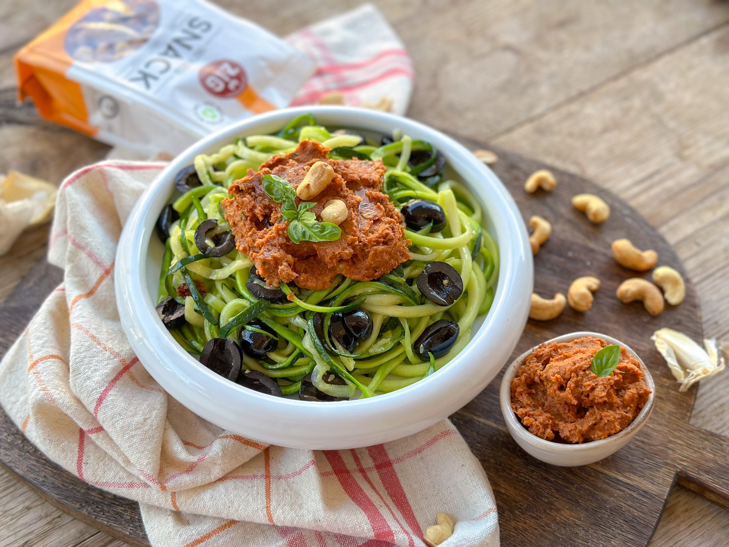 Spaghetti di zucchine con pesto di pomodori secchi e anacardi salati