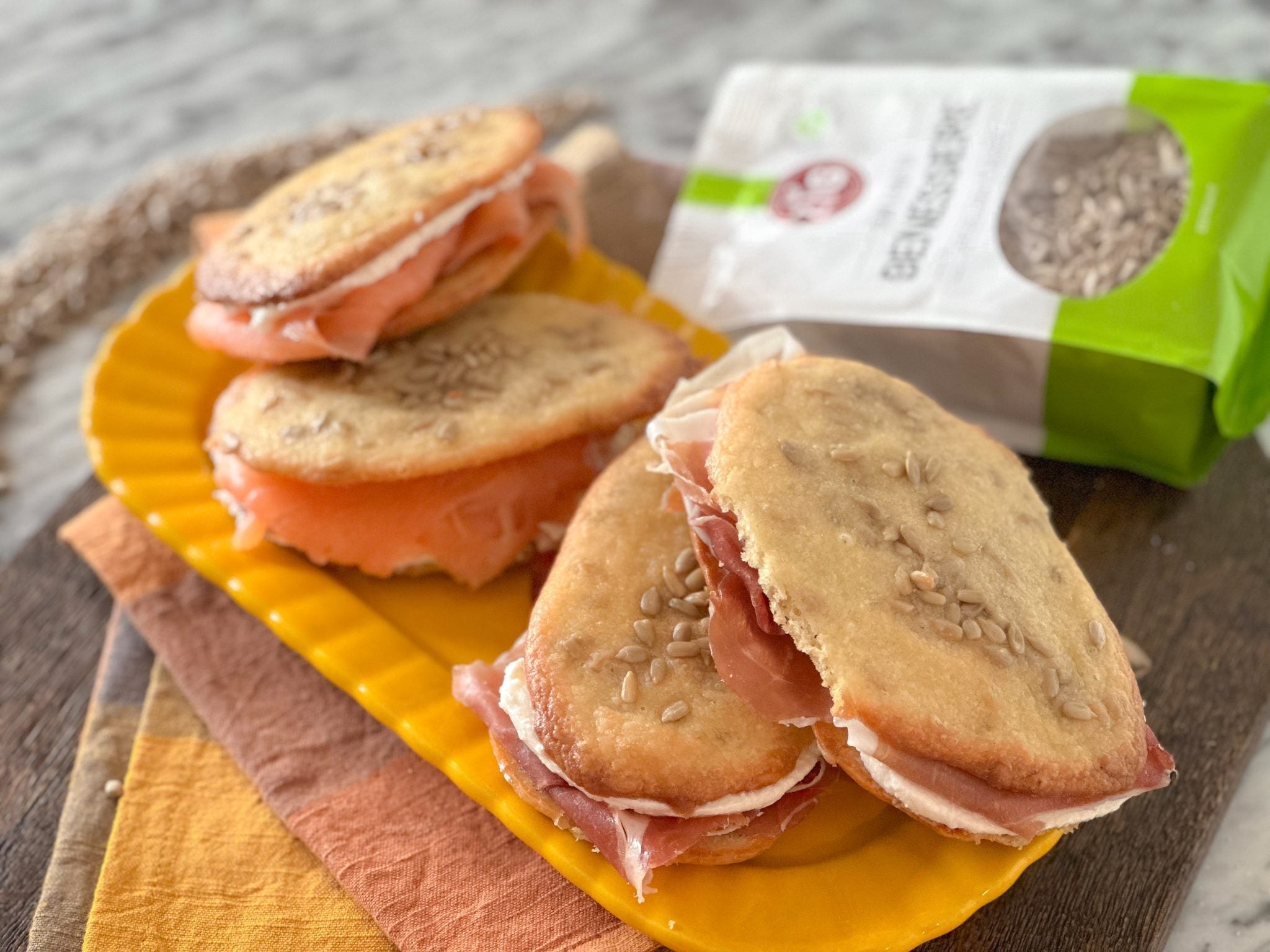 Pan de Pipas: focaccine croccanti con frutta secca - Ricette - Zig Italia