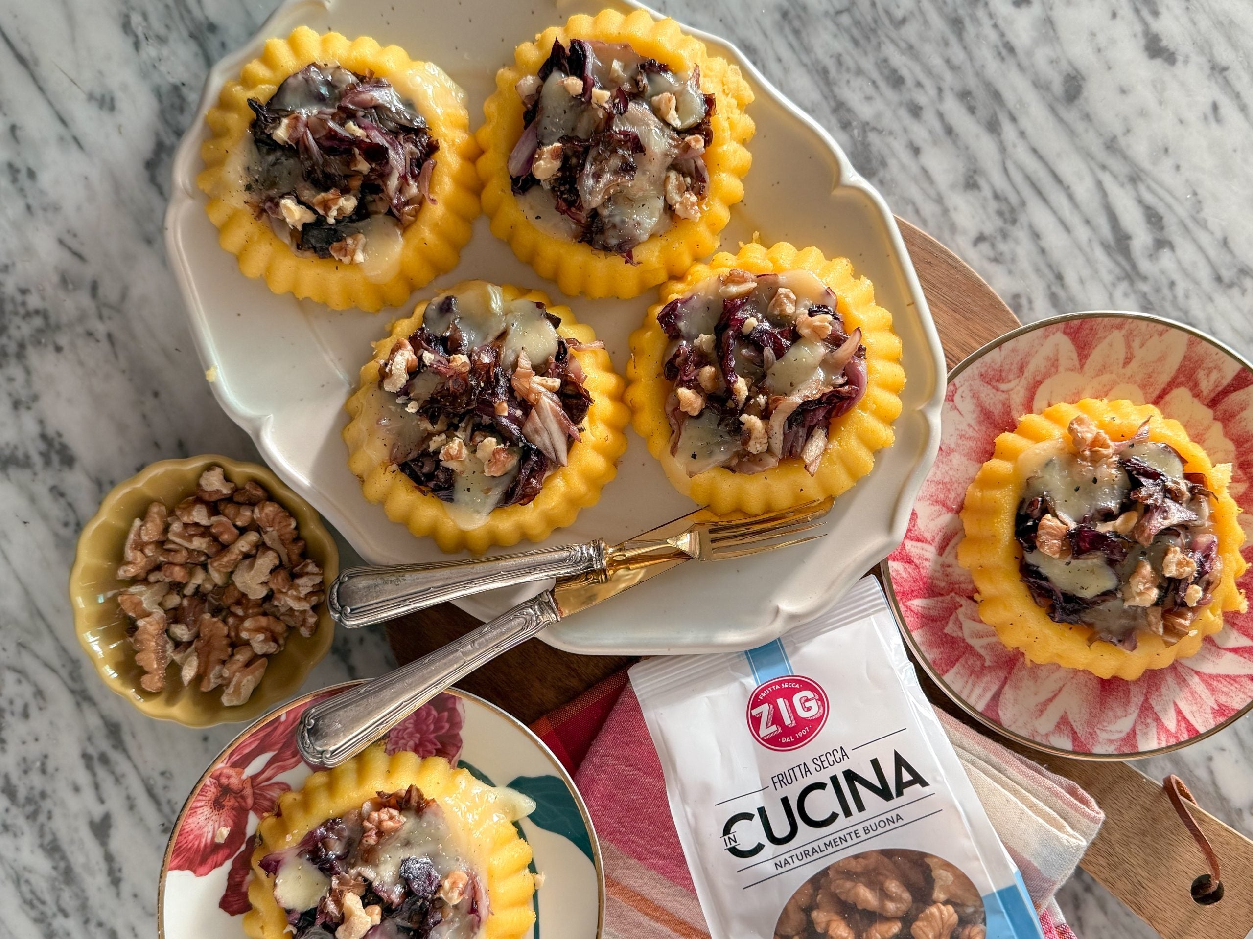 Crostatine di polenta radicchio, brie e noci