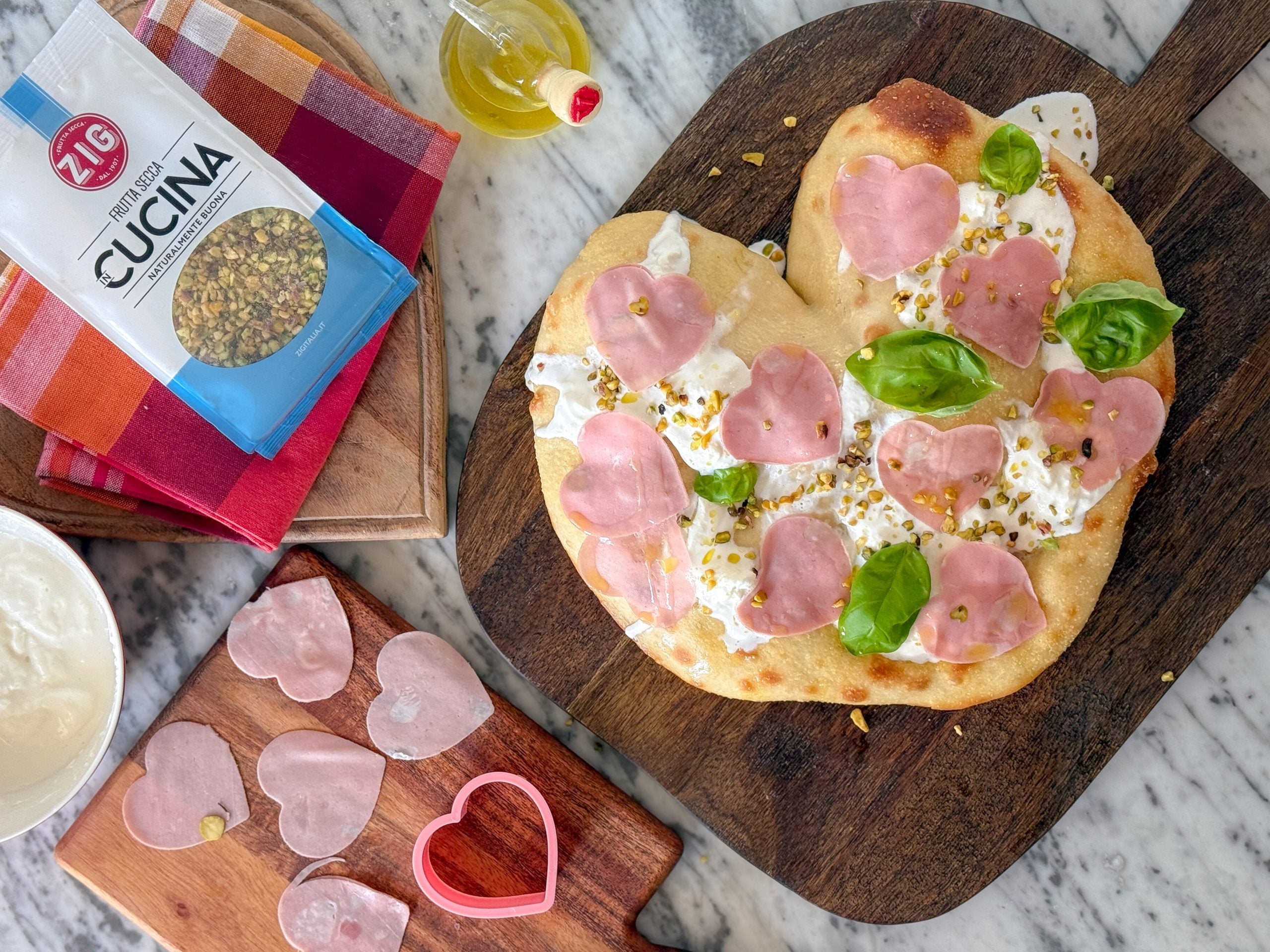 Pinsa con stracciatella, mortadella e granella di pistacchi