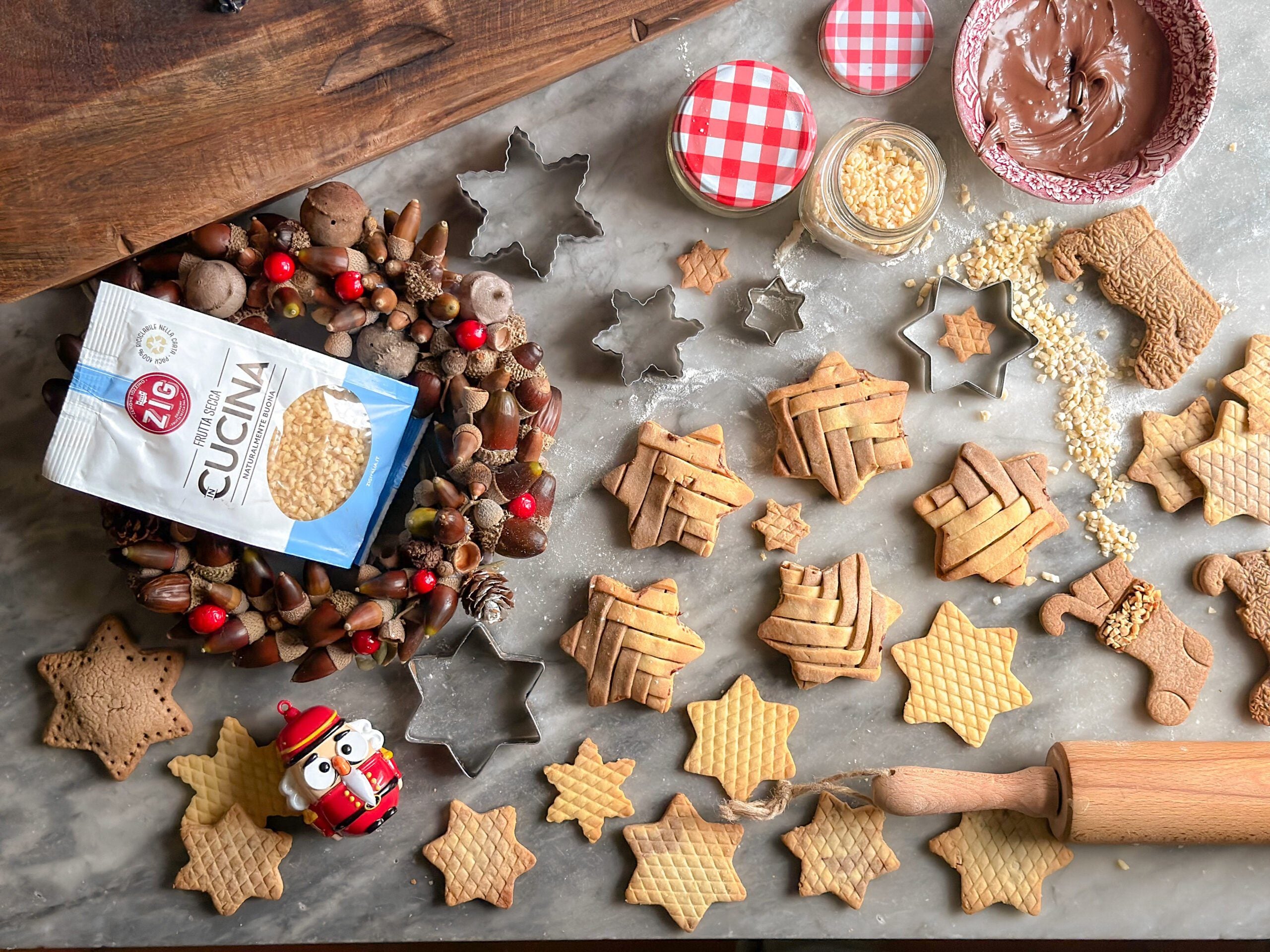 Biscotti per la calza della Befana con granella di mandorle